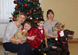 Świąteczne zajęcia z dogoterapii - na zdjęciu Julia i Mikołaj z p. Agnieszką i Ulą