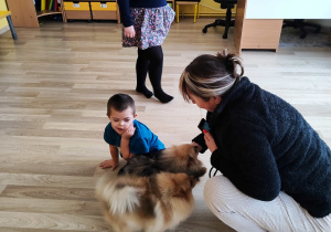 Zajęcia z dogoterapii - na zdjęciu Antoś i Julia wraz z terapeutką