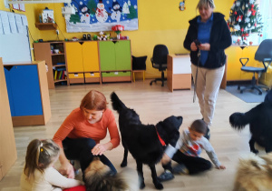 Zajęcia z dogoterapii - na zdjęciu Oliwka, Wiktor, p.Ula i terapeutka.
