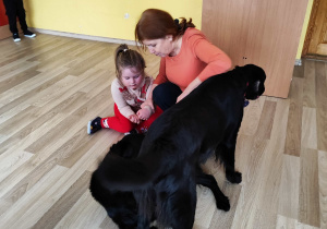 Zajęcia z dogoterapii - na zdjęciu Oliwka z p. Ulą głaszczą psa