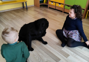 Zajęcia z dogoterapii - na zdjęciu Julia z Filipem