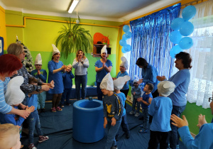 Dzień niebieski - dzieci wyklaskują rytm do muzyki