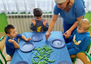 Dzień niebieski - dzieci z grupy IV łapią makaronowe rybki na słomki.