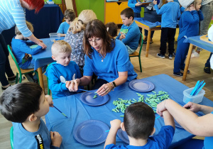 Dzień niebieski - dzieci z grupy IV łapią makaronowe rybki na słomki.