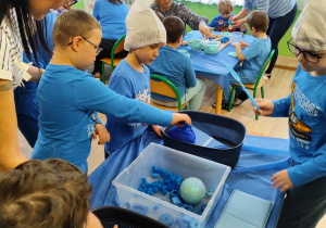 Dzień niebieski - dzieci z grupy I segregują zabawki na miękkie i twarde.