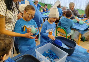 Dzień niebieski - dzieci z grupy I segregują zabawki na miękkie i twarde.