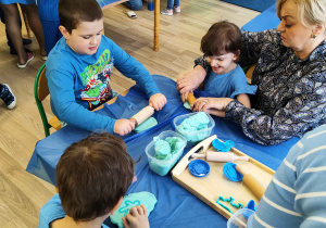 Dzień niebieski - na zdjęciu dzieci z grupy III bawią się ciastoliną.