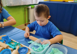 Dzień niebieski - Antoś wałkuje ciastolinę