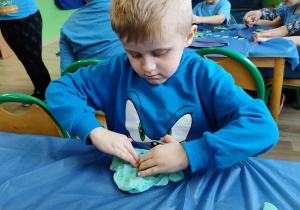 Dzień niebieski - Filip ugniata ciastolinę