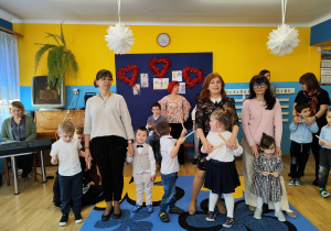 Dzień babci i dziadka - przedszkolaki z paniami grają na klawesach