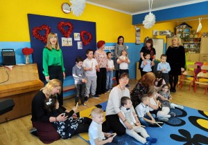 Dzień babci i dziadka - przedszkolaki z paniami śpiewają piosenkę i grają na klawesach