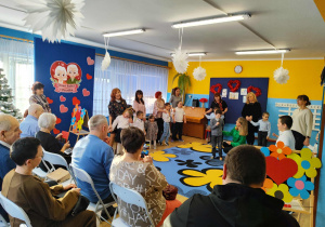 Dzień babci i dziadka - przedszkolaki występują przed swoimi bliskimi