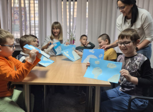 Spotkanie w bibliotece - dzieci prezentują swoje zimowe obrazki.