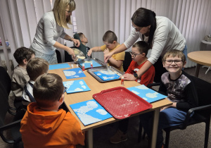 Dzieci wykonują pracę plastyczną do wysłuchanego opowiadania