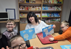 Dzieci prezentują swoje prace