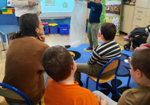 Pani z PGK z Szymonem prezentują worek na odzież i tekstylia