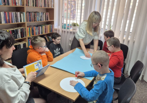 Lutowe spotkanie w bibliotece - na zdjęciu Krzysiu, Adaś, Szymon, Kuba i Yaroslav z p. Ewą i p. Kasią