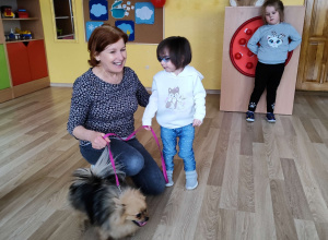Pani Ula z Marysią trzymają pieska na smyczy