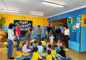 Dzieci siedzą na dywanie