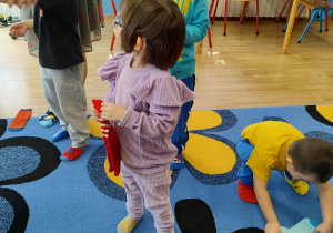 Dzieci szukają skarpetki do pary