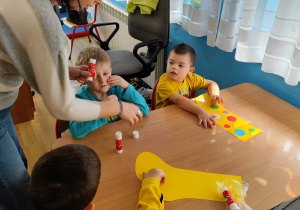 Dzieci z grupy 4 wyklejają skarpetkę