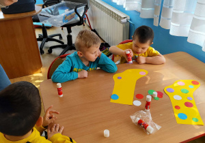 Dzieci z grupy 4 wyklejają skarpetkę