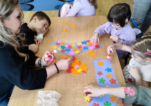 Dzieci z grupy 4 wyklejają skarpetkę