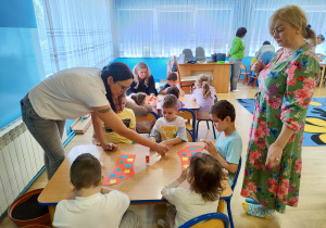 Dzieci z grupy 2 i 3 wyklejają skarpetkę