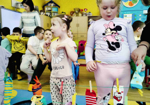 Dzieci szukają ukrytych zabawek w skarpetach