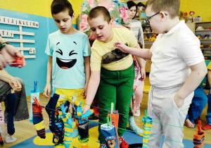 Dzieci szukają ukrytych zabawek w skarpetach