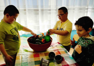 Szymon podlewa kwiaty