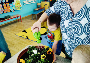 Antoś podlewa kwiaty