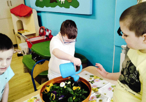 Yaroslav podlewa kwiatki