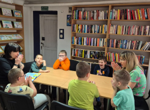 Chłopcy z p. Kasią w bibliotece