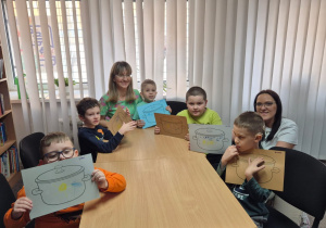 Chłopcy z panią Kasią w bibliotece