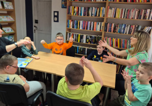 Chłopcy z panią Kasią i panią Ewą w bibliotece