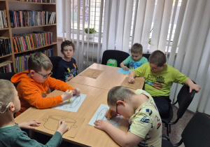 Chłopcy z panią Kasią w bibliotece