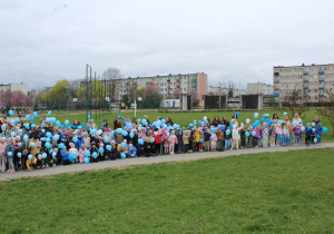 "Niebieski Spacer dla Autyzmu" - pamiątkowe zdjęcie wszystkich uczestników