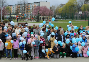 "Niebieski Spacer dla Autyzmu" - pamiątkowe zdjęcie wszystkich uczestników