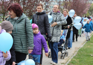 "Niebieski Spacer dla Autyzmu" - na zdjęciu nasze przedszkolaki pod opieką pań w trakcie spaceru