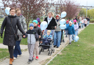 "Niebieski Spacer dla Autyzmu" - na zdjęciu nasze przedszkolaki pod opieką pań w trakcie spaceru