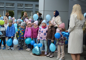 "Niebieski Spacer dla Autyzmu" - na zdjęciu uczestnicy spaceru