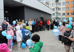 "Niebieski Spacer dla Autyzmu" - na zdjęciu uczestnicy spaceru