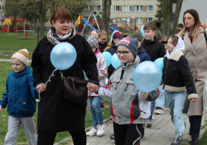 "Niebieski Spacer dla Autyzmu" - na zdjęciu nasze przedszkolaki pod opieką pań w trakcie spaceru