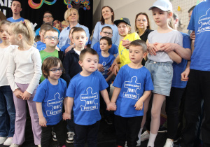 Uroczyste zakończenie części konkursowej - na zdjęciu Marysia, Antoś i Wiktor, w tle pozostali uczestnicy