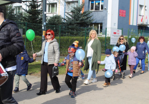 Przemarsz uczestników obchodów trasą osiedlową do Parku Solidarności