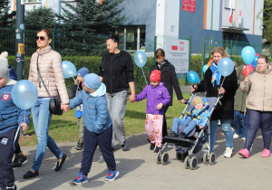 Przemarsz uczestników obchodów trasą osiedlową do Parku Solidarności