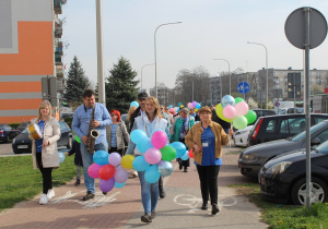 Przemarsz uczestników obchodów trasą osiedlową do Parku Solidarności