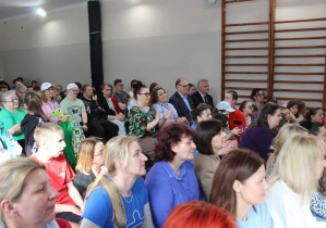 Obchody Światowego Dnia Świadomości Autyzmu w SOSW w Radomsku - na widowni uczestnicy obchodów