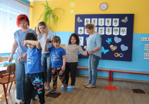 Przedszkolne obchody Dni Autyzmu - na zdjęciu przedszkolaki na torze z dysków fakturowych